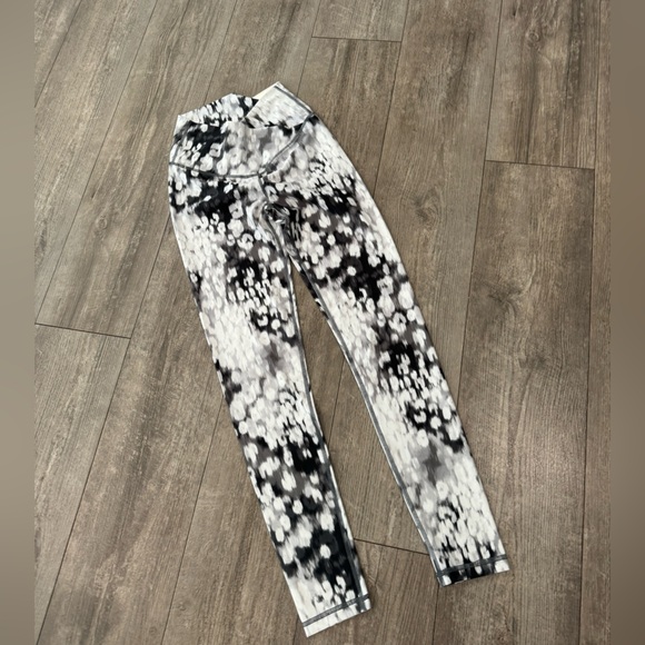 AERIE shine high waisted crossover leggings 🤍 - Picture 7 of 10